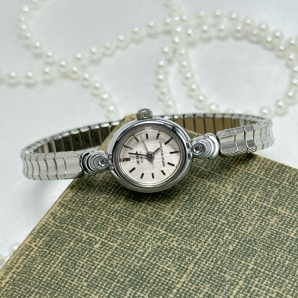 Classic Silver Round Dial Acqua Watch